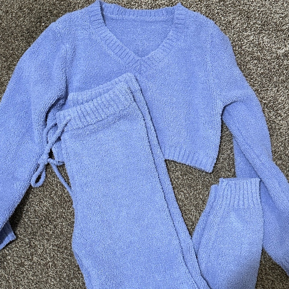 V-neck crop top sweater and pants knit set
